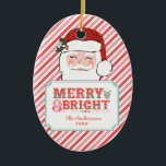 Rosa och Red Santa Santa | Märk och ljus Julgransprydnad Keramik<br><div class="desc">Den här julprydnaden har en glad jultomtsdesign med texten "Merry & Bright". Du kan anpassa dig med ditt namn och år i grund. På baksidan finns ännu en samordnande rosa och röd diagonal rand mönster.</div>