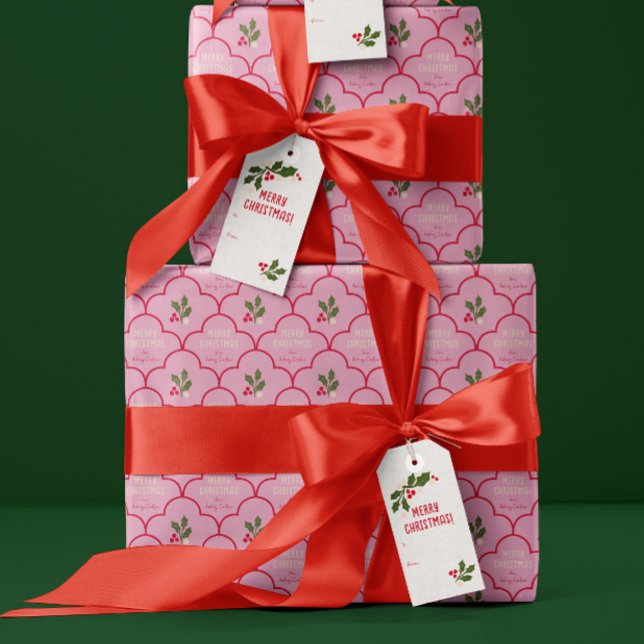 Rosa och Red Scallop Tile jul Sprigs Presentpapper (pretty pink Christmas gift wrap with custom text and red scalloped pattern and festive holly sprigs)