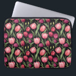 Rosa och Röd Blommigt Tulip Laptop Fodral<br><div class="desc">Den här väskan till den bärbara datorn har en design med pulserande rosa och röda tulpanblommor mot mörkens svarta bakgrund. Löven för lush-grönt-tulpanläge lägger till kontrast, vilket ger ett nytt popup av färg till mörkens bakgrund. Det djärva blommönstret är elegant och sofistikerat och det är perfekt för alla som kärlek...</div>