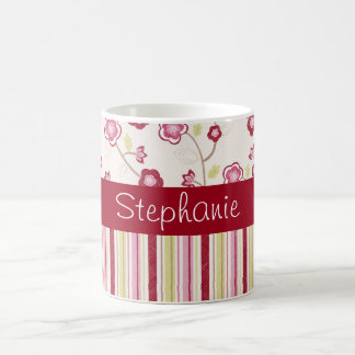 Rosa och röd mugg för blommapersonligkaffe