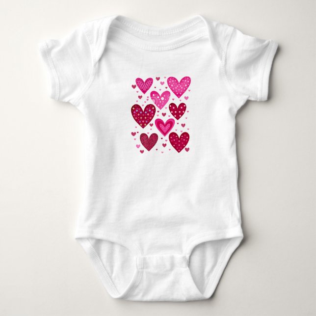 Rosa och röda mönstrade hjärtan t shirt (Framsida)