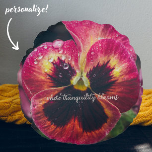 Rosa och rödblomma täckt med regndroppar rund kudde