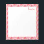 Rosa och rödlappverk Mönster Namn Anteckningsblock<br><div class="desc">Ett sött mönster av hand plockade diagonalt lappverk med söt och mjuka skuggor av rött och rosa,  personlig med ditt namn. Klicka bara på Anpassa om du vill lägga till ytterligare text eller bilder. Kontakta mig med frågor eller förfrågningar.</div>