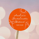 Rosa och rödsketch Bachelorette Helg Party Runt Klistermärke<br><div class="desc">Rosa och röd hand plockade-skiss illustrerade den klassiska runda klistermärket för bakteriepartier.</div>