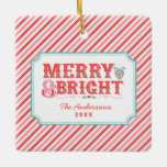 Rosa och rött | Märk och ljus Julgransprydnad Keramik<br><div class="desc">Den här julprydnaden har en glad design med texten "Merry & Bright". Du kan anpassa dig med ditt namn och år i grund. På baksidan finns ännu en samordnande rosa och röd diagonal rand mönster.</div>