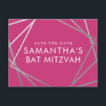 Rosa och Silver Modern Bat mitzvah Spara datum Meddelande Vykort<br><div class="desc">Modern, trendig och elegant, silver och rosa Bat mitzvah sparar datumvykorten med unika geometriska rutor gräns. Du kan enkelt anpassa den här prisvärda lösningen genom att spara datumet för din Bat mitzvah med eget namn, datum och information om din roligt och ditt sofistikerade firande. Hela texten är redigerbar, så att...</div>