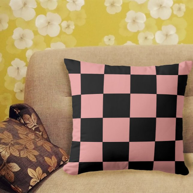 Rosa och svart för Mönster Retro för kontrollpanel Kudde (A pretty throw pillow with a pink and black checkerboard pattern)