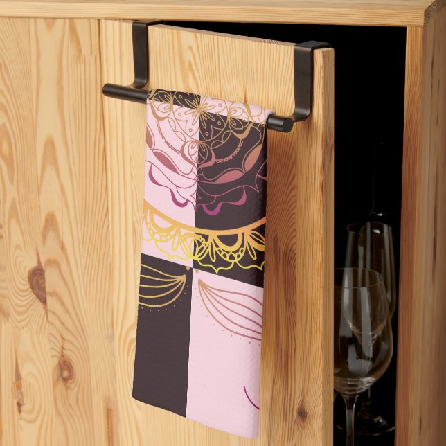 Rosa och svart grafik, Mystic Checkerboard Kökshandduk (Thirds Fold)