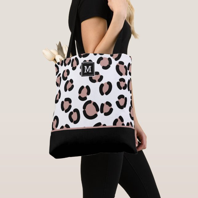 Rosa och svart leopardmönster med monogram-handväs tygkasse (Närbild)