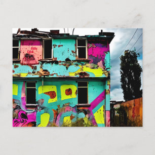 Rosa och Teal Graffiti Art Övergivna hus Vykort