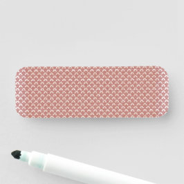 rosa och vit bakgrund med mönster namnbricka