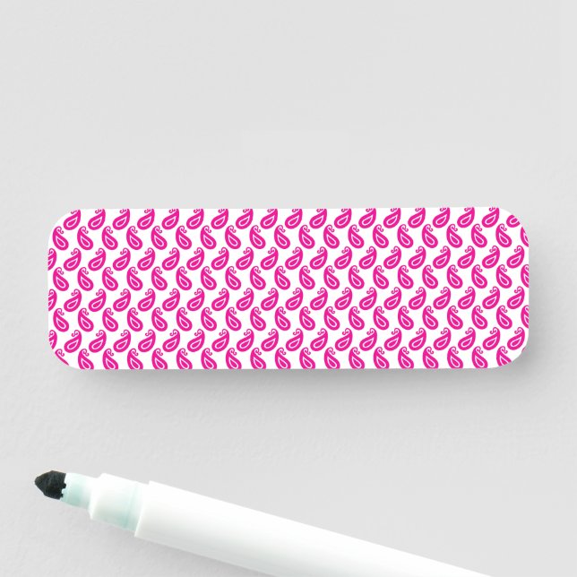 rosa och vit bakgrund med mönster namnbricka (På plats)