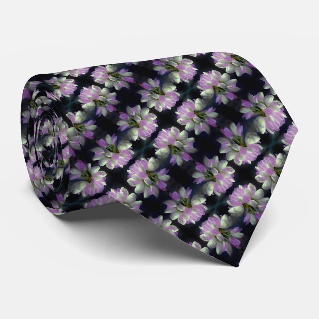 Rosa och vit blomma nära liten Mönster Slips (Rullad)