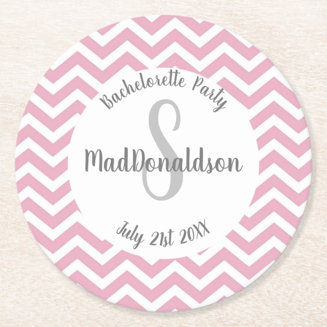 Rosa och vit chevron-monogram-fest underlägg papper rund (Framsidan)