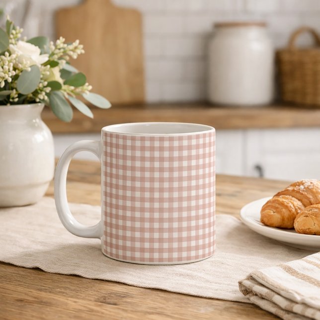 Rosa och vit gingham klassiskt mönster  kaffemugg (A mug with a pink and white gingham pattern.)