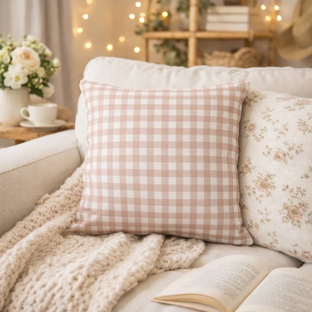 Rosa och vit gingham-rutigt mönster kudde (A throw pillow with a pink and white gingham pattern.)