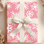 Rosa och Vit Julvinter Snöflingor Mönster Presentpapper<br><div class="desc">Den här Chicen med pappra inslag har en vacker Rosa- och Vita juldesignen Winter Snöflingor Mönster. Perfekt för att sätta den avslutande beröringen på dina gåvor och det är underbart för födelsedagar,  jul,  årsdagar eller bröllop! Snyggt Trendig Modern Gift Wrapping Papper Design Mönster av utskrivbar Söt.</div>