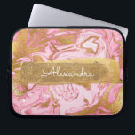 Rosa och vit marmor med guldolja och Glitter Laptop Fodral<br><div class="desc">Rosa och vit marmor med guldolja och Glitter Elegant Monogram Namn Sleeve. Den här sleeven kan anpassas så att den omfattar ditt första namn.</div>