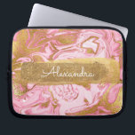 Rosa och vit marmor med guldolja och Glitter Laptop Fodral<br><div class="desc">Rosa och vit marmor med guldolja och Glitter Elegant Monogram Namn Sleeve. Den här sleeven kan anpassas så att den omfattar ditt första namn.</div>