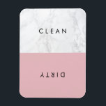 Rosa och vit marmor, modern typografi magnet<br><div class="desc">Modern och snyggt diskmaskinsmagnet med modern typografi med ljus rosa och fingerad vit marmorbakgrund. Det här blir perfekt som en gåva från studenten eller bröllop. Andra färg finns tillgängliga.</div>