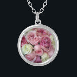 Rosa och Vit ros Silverpläterat Halsband<br><div class="desc">Fantastiskt texturerat foto av en rosa bröllop bouquet. Snyggt sätt att spara bröllopsdagens minnen. Överväg att utforma din väns eller familjemedlems jubileumsgåva med hjälp av bröllop bilder. på celeste@khoncepts.com</div>