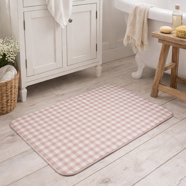 Rosa och vit rutig gingham-mönster badrumsmatta (A pink and white gingham plaid bath mat.)