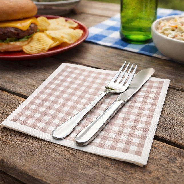 Rosa och vit rutig gingham-mönster pappersservett (A paper napkin with a pink and white gingham pattern.)
