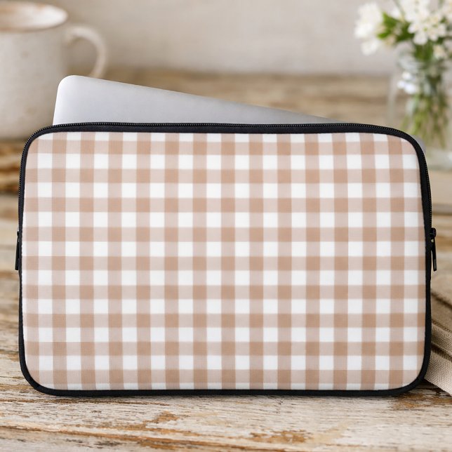 Rosa och vit rutig platt landsmönster laptop fodral (A lap top bag with a pink & white gingham pattern.)