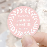 Rosa och vit Tack av Laurel Runt Klistermärke<br><div class="desc">Tillsätt en personlig som avslutar beröring till party favors och tackkort med anpassningsbar- lager- rund dekorklistermärken. Alla formuleringar i den här mallen är enkla att anpassa för alla tillfälle, t.ex. bröllop, möhippa, studenten, födelsedagsfest, årsdag eller pension. Ändra eller ta bort någon av texterna om du vill göra kuvertförseglingar för inbjudningar,...</div>