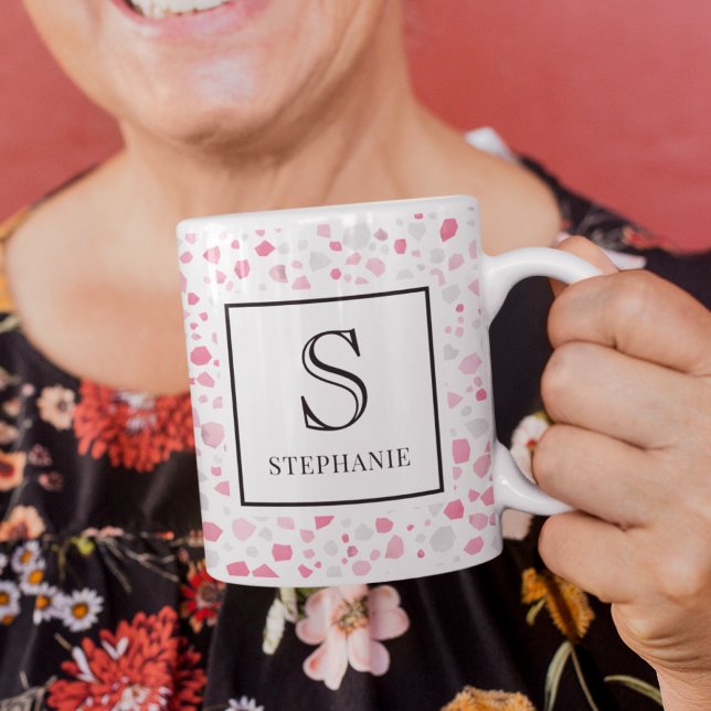 Rosa och vit Terrazzo flickig monogram-mönster Kaffemugg (Skapare uppladdad)