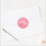 Rosa och vita Bachelorette-partistift Runt Klistermärke<br><div class="desc">Lägg till en lekfull popo i party med vår Rosa och White Bachelorette Party Stickers! Perfekt för försegling av höljen,  dekorationsfördelar eller tillsättning av luft i presentsäckar. Din bridklam kommer att kärlek dem med roligt,  och helt oskattbart!</div>