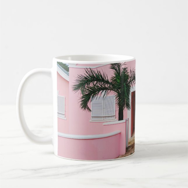 ROSA OCH VITKONCRET HUS NÄRA GRÖNTEN TRÄD UND KAFFEMUGG (Vänster)