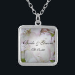 Rosa och vitkrabbäpple Blommar Bröllop Silverpläterat Halsband<br><div class="desc">Den söt Rosa och vitkrabba Apple Blommar Bröllop Pendant Necklace ger en unik keepsaké för att bruden ska vara, hennes brudgummi eller brudens sida. Denna elegant anpassningsbar smycken i bröllop har en digitalt målad blommigt av vitkrabba och rosa, äppelblommor i blommar på träd på insidan av en pläterad beläggning i...</div>