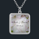 Rosa och vitkrabbäpple Blommar Bröllop Silverpläterat Halsband<br><div class="desc">Den söt Rosa och vitkrabba Apple Blommar Bröllop Pendant Necklace ger en unik keepsaké för att bruden ska vara, hennes brudgummi eller brudens sida. Denna elegant anpassningsbar smycken i bröllop har en digitalt målad blommigt av vitkrabba och rosa, äppelblommor i blommar på träd på insidan av en pläterad beläggning i...</div>