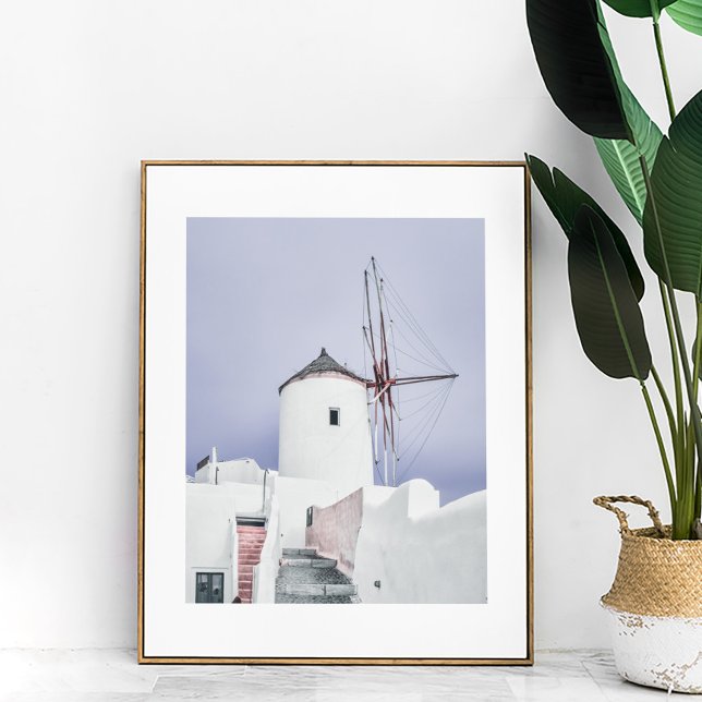 Rosa och White Santorini Mill Photo Poster (Pink and White Santorini Mill Photo Poster in a wooden frame next to a large house plant.)