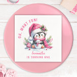 Rosa Oh What Roligt Penguin Winter Girl 1st Birthd Pappersservett<br><div class="desc">Skapa personlig vita och rosa pappra blöjor för den första flicka födelsedagsfesten i temat "Åh, Vilken Roligt". De här blöjorna har en söt penguin i en julhatt och halsduk, sitta med snögubbe omgiven av helgdag och prydnadsföremål. Med mallen är det enkelt att skriva födelsedagsflickan namn, som är designad i ett...</div>