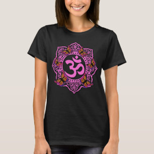Rosa Ohm mandala-design med Monarch-fjärilar T Shirt