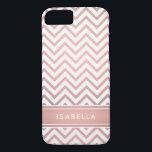 Rosa Ombre Chevron Mönster Simple Modern Monogram<br><div class="desc">Skydda din cell mobilt i stil med den här chicen,  moderna Apple iPhone 8/7 Fodral. Täcksymbolen har en söt rosa faux guld foil chevron zig-zag mönster och rand,  och ditt namn eller annan anpassad text i ett enkelt vitt typsnitt. Den här eleganten och trendiget-telefonaffären ger henne en snyggt gåva.</div>