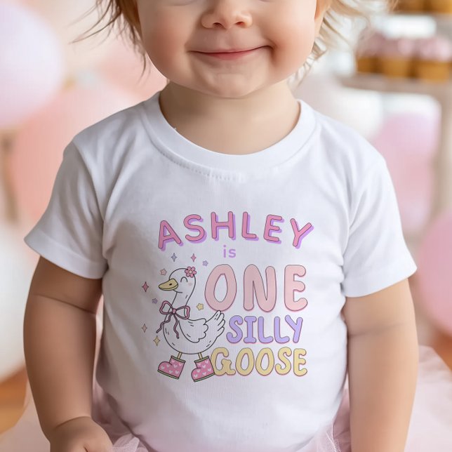 Rosa One Silly Goose - Retro Flicka Första Födelse T Shirt (Pink "One Silly Goose" - Girl First Birthday T-shirt. Adorable Silly Goose Design.)