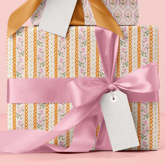 Rosa Orange Diskret Blommig Randiga Mönster Presentpapper (Pretty vintage style pink floral striped wrapping paper roll with orange scallops and yellow dots)