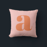 Rosa Orange Fetstil Monogram Initialbokstav Anpass Kudde<br><div class="desc">Denna kastkudde har en överdimensionerad orange initial på en mjuk rosa bakgrund. Den djärva,  grafiska bokstavsdesignen gör den till ett roligt och personligt tillskott till ett sovrum,  studentrum eller barnkammare. Helt anpassningsbar med valfri bokstav. Gör en bra present till födelsedagar,  högtider eller skolstarten.</div>