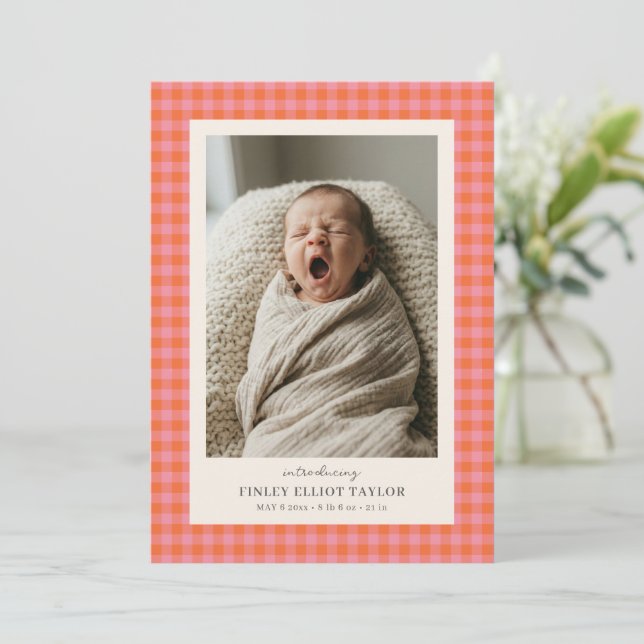 Rosa orange gingham-rutig nyfödd fotobarn födelse meddelande (Stående Fram)