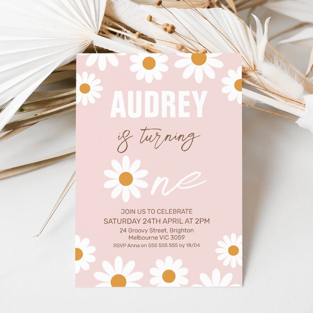 Rosa Orange Retro Girls Daisy 1:a födelsedag Inbjudningar (White and orange daisy 1st birthday invitation with a pink background and brown text.)