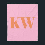 Rosa Orange stor monogrammad initial Personlig Fleecefilt<br><div class="desc">Håll dig mysigt i stil med den här personligens filt med fetstil, stor monogrammad inledning i pulserande rosa och orange. Den moderna designen lägger till ett klick av färg till vilket utrymme som helst, medan den mjuka plysslan ser till att det blir bekvämt. Perfekt för att gungas upp på kyliga...</div>
