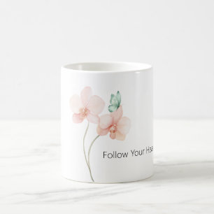 Rosa orkidéblommor mintgrön fjäril kaffemugg