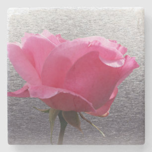 rosa över grå stenunderlägg