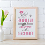 Rosa Packa upp och åtgärda återställningsutrymmet  Poster<br><div class="desc">"Fäst,  laga håret och kom tillbaka på Dance Golv" vintage bröllop poster skylten till visning i dambadrummet. Lipstick- och hårpenselaccenter. Ljusstark rosa och grått färg-schema på vit bakgrund.</div>