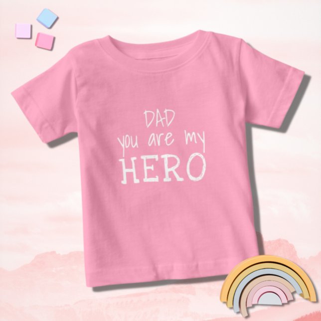 Rosa Pappa är du min Hero Hand plockade Typografi T Shirt (Skapare uppladdad)