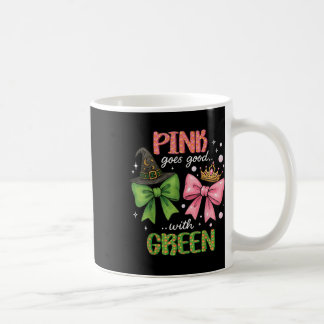 Rosa passar bra med grön Halloween-häxa Rosa& Kaffemugg
