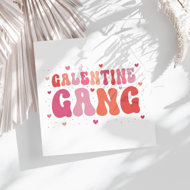 Rosa Peach Galentine's Gang Party Pappersservett (Pink Peach Galentine's Gang Party Napkins on a sunny white table.)
